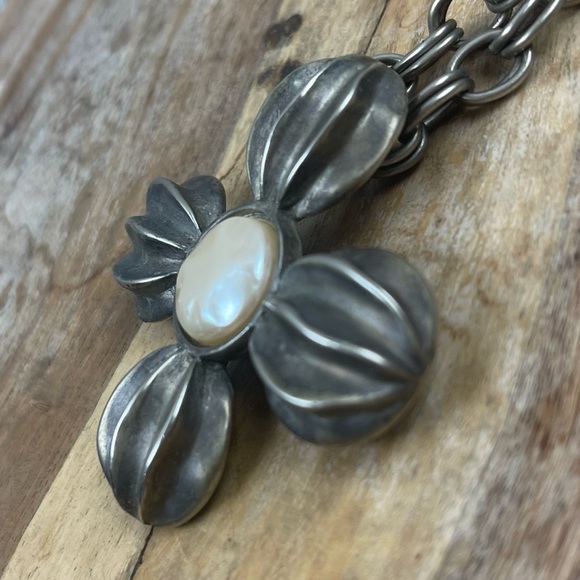 Vintage l 80s Givenchy Silver Pewter Floral Pearl Drop Chain Statement Necklace - Picture 6 of 11